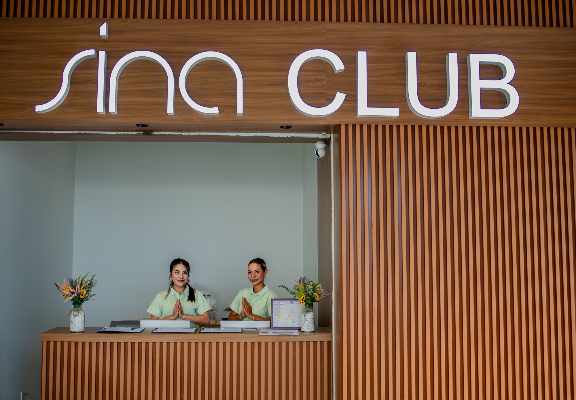 Welcome to Sina Club — the reception team greeting guests